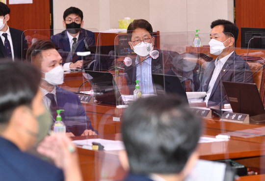 국회 문화체육관광위원회 국민의힘 간사인 이달곤(뒤쪽 오른쪽 두 번째) 의원이 10일 국회에서 열린 문체위 전체회의에서 기자들이 회의장에 들어와 있지 않고 유튜브에 중계가 되지 않는다며 항의하고 있다. 문체위는 이날 허위·조작 보도에 최대 5배의 징벌적 손해배상을 적용하는 내용의 언론중재법 개정안을 심의했다. 연합뉴스