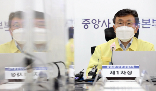 코로나19 신규 확진자 수가 2000명을 넘어선 11일 권덕철 중앙재난안전대책본부(중대본) 제1차장(보건복지부 장관)이 정부세종청사에서 열린 코로나19 대응 중대본 회의에서 모두발언을 하고 있다. 뉴시스