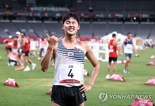 (도쿄=연합뉴스) 7일 일본 도쿄스타디움에서 열린 도쿄올림픽 남자 근대5종 레이저런 경기에서 한국 전웅태가 동메달을 획득한 후 포즈를 취하고 있다. 2021.8.7