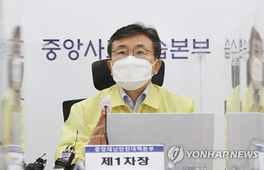 (세종=연합뉴스) 권덕철 중앙재난안전대책본부 1차장(보건복지부 장관)이 11일 오전 세종시 정부세종청사에서 열린 신종 코로나바이러스 감염증(코로나19) 대응 중앙재난안전대책본부 회의를 주재하며 발언하고 있다. 2021.8.11