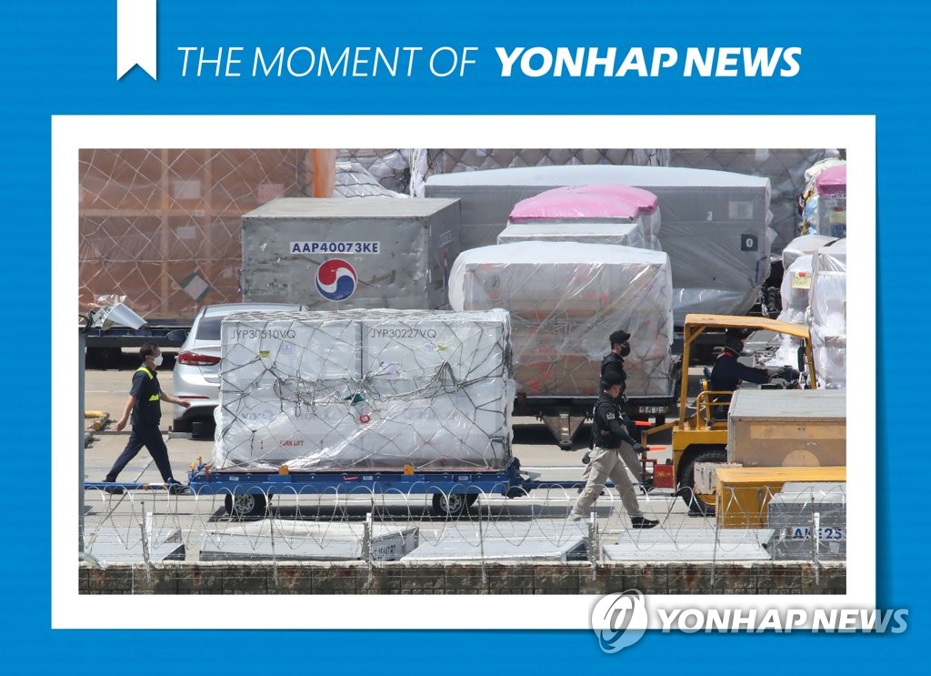 (영종도=연합뉴스)7일 오후 영종도 인천국제공항 화물터미널에서 관계자들이 모더나 백신 130만3천회분을 옮기고 있다. 2021.8.7 [THE MOMENT OF YONHAPNEWS]
