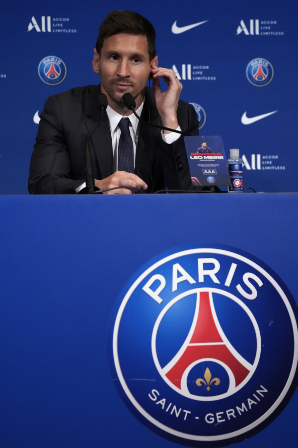 리오넬 메시가 11일(한국시간) 프랑스 파리의 파르크 데 프랭스에서 파리 생제르맹 입단 기자회견을 진행하고 있다. AP뉴시스