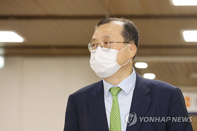 (서울=연합뉴스) 임화영 기자 = 사법행정권을 남용해 재판에 개입한 혐의를 받는 임성근 전 부장판사가 12일 오후 서울 서초구 서울고법에서 열린 항소심 선고 공판에 출석하고 있다. 2021.8.12