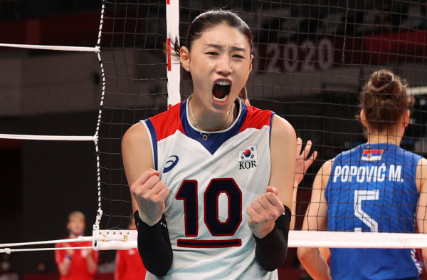 김연경이 지난 8일 일본 도쿄 아리아케 아레나에서 열린 세르비아와 도쿄올림픽 여자배구 동메달 결정전에서 득점 후 환호하고 있다.  뉴시스