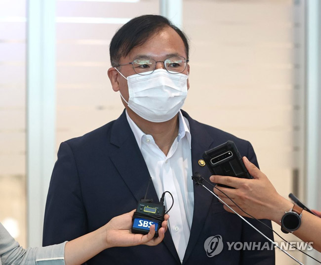 (영종도=연합뉴스) 류영석 기자 = 강도태 보건복지부 2차관이 모더나 본사 백신 판매 책임자들과 협상하기 위해 13일 오전 인천국제공항 제2터미널에서 미국으로 출국하기 전 취재진 질문에 답하고 있다. 2021.8.13
