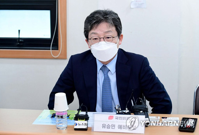 국민의힘 유승민 대선 예비후보가 지난 11일 서울 용산구 대한민국공무원노동조합총연맹 사무실에서 열린 ‘20대 대선 유승민 예비후보와 공노총 대선정책기획단 간담회’에서 참석자들과 대화하고 있다. [연합뉴스 자료사진]