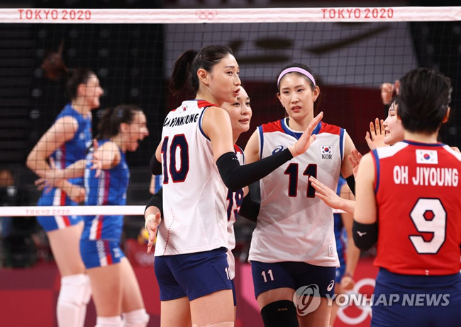 (도쿄=연합뉴스) 신준희 기자 = 8일 일본 도쿄 아리아케 아레나에서 열린 도쿄올림픽 여자배구 세르비아와의 동메달 결정전이 한국의 패배로 끝났다.  경기를 마친 한국 김연경이 선수들을 위로하고 있다. 2021.8.8