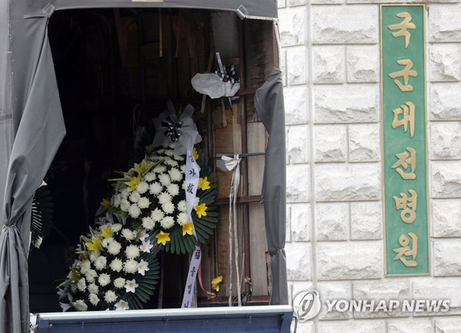 (대전=연합뉴스) 이재림 기자 = 해군 여성 중사가 남성 상사에게 성추행 피해를 입었다는 신고를 한 후 숙소에서 숨진 채 발견됐다. 13일 빈소가 마련된 대전 유성구 국군대전병원에 화환을 실은 화물차가 들어가고 있다. 2021.8.13