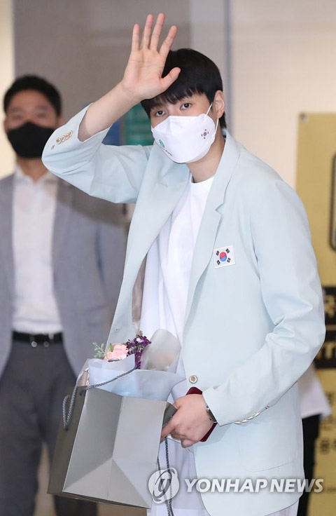 (영종도=연합뉴스) 김도훈 기자 = 9일 오후 인천국제공항 제2터미널 입국장에서 열린 2020 도쿄올림픽 대한민국 선수단 환영식이 끝난 뒤 김희진이 팬들을 향해 손을 흔들며 행사장을 나서고 있다. 2021.8.9