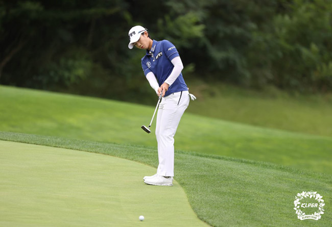 (서울=연합뉴스) 14일 경기도 포천 몽베르CC에서 열린 한국여자프로골프(KLPGA) ‘대유위니아 MBN 여자오픈’ 2라운드 11번 홀에서 안나린이 퍼팅하고 있다. 2021.8.14[KLPGA 제공. 재판매 및 DB 금지]