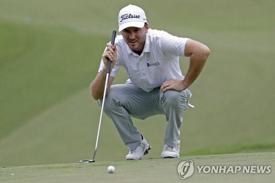 3라운드 17번 홀 그린 살피는 헨리 [AP=연합뉴스]