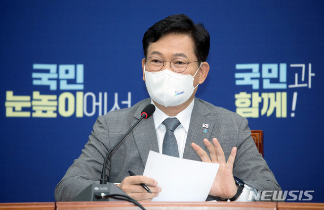 [서울=뉴시스] 송영길 더불어민주당 대표가 10일 서울 여의도 국회에서 취임 100일 기자간담회를 하고 있다. (공동취재사진) 2021.08.10.