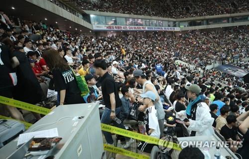 호날두 안 나오자 자리 뜨는 관중 [연합뉴스 자료사진]