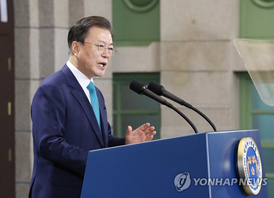 (서울=연합뉴스) 문재인 대통령이 15일 서울 중구 문화역서울284에서 열린 제76주년 광복절 경축식에서 경축사를 하고 있다. 2021.8.15