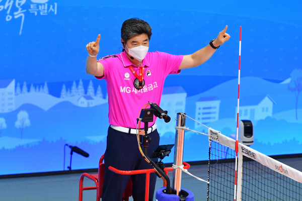 최재효 주심이 14일 경기도 의정부체육관에서 열린 한국전력과 현대캐피탈의 2021 의정부·도드람컵 프로배구대회 남자부 조별리그 A조 1차전에서 새롭게 도입된 핑크색 심판복을 입고 직접 비디오 판독을 요청하고 있다.  한국배구연맹 제공