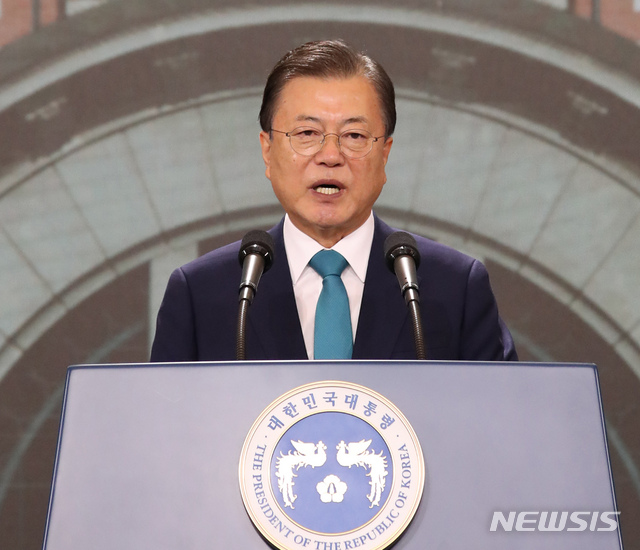 [서울=뉴시스] 문재인 대통령이 15일 서울 중구 문화역서울284에서 열린 제76주년 광복절 경축식에서 경축사를 하고 있다. 2021.08.15.