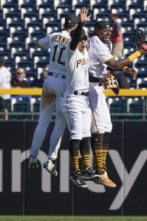 미국프로야구 메이저리그 피츠버그 파이리츠의 박효준(가운데)이 15일 미국 펜실베이니아주 피츠버그의 PNC파크에서 열린 밀워키 브루어스와 더블헤더 1차전에서 승리하자 팀 동료와 함께 기뻐하고 있다.  AP뉴시스