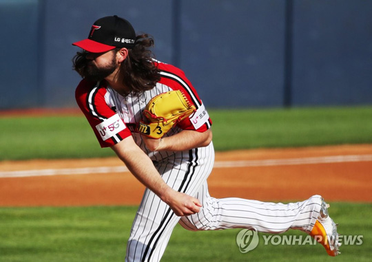 (서울=연합뉴스) 15일 서울 잠실야구장에서 열린 프로야구 롯데와 LG 경기. LG 선발투수 켈리가 역투하고 있다. 2021.8.15