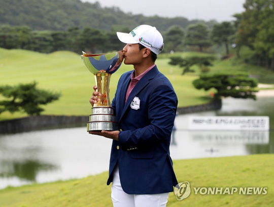 (서울=연합뉴스) 15일 경남 양산 에이원CC에서 열린 ‘제64회 KPGA 선수권대회 with A-ONE CC 대회’에서 우승한 서요섭이 트로피에 입 맞추고 있다. 2021.8.15 [KPGA 제공. 재판매 및 DB 금지]