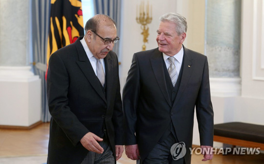 2017년 독일 주재 아프가니스탄 대사로 부임했을 당시의 알리 아흐마드 자랄리(왼쪽)의 모습. [EPA=연합뉴스 자료사진]