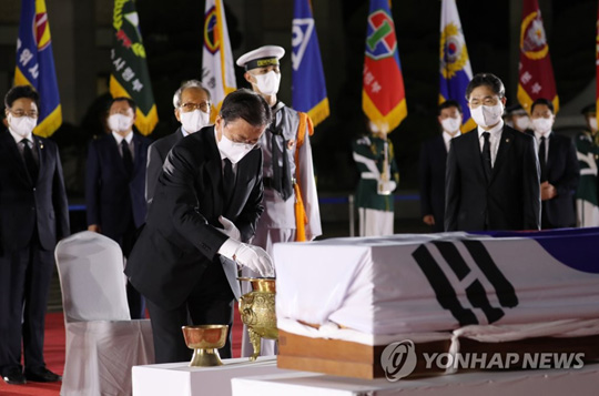 (서울=연합뉴스) 문재인 대통령이 15일 일제강점기 봉오동 전투 승리를 이끈 홍범도 장군의 유해 봉환식이 열린 서울공항에서 홍범도 장군의 유해에 분향하고 있다. 2021.8.15