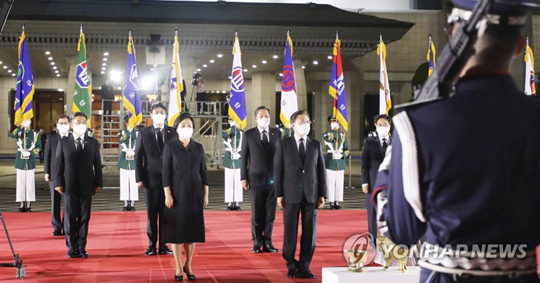 (서울=연합뉴스) 문재인 대통령과 김정숙 여사가 15일 오후 특별기를 통해 서울공항에 도착한 홍범도 장군의 유해 하기를 지켜보고 있다. 2021.8.15