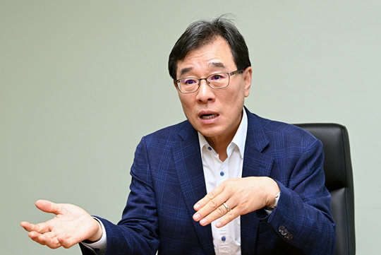 임종인 고려대 정보보호대학원 교수가 지난 7월 30일 서울 중구 새문안로 문화일보에서 국내 사이버안보 대응체계에 대해 인터뷰를 하고 있다.  김호웅 기자