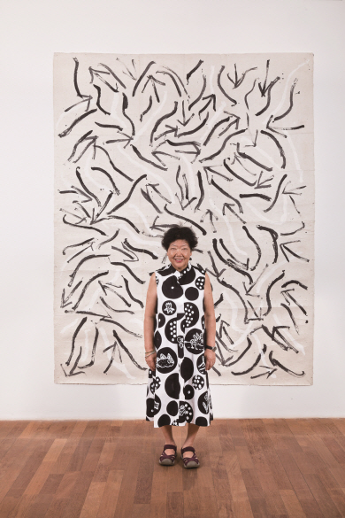 노은님 작가가 지난 2019년 서울 전시회 때 자신의 작품 앞에서 포즈를 취했다. 가나아트센터 제공