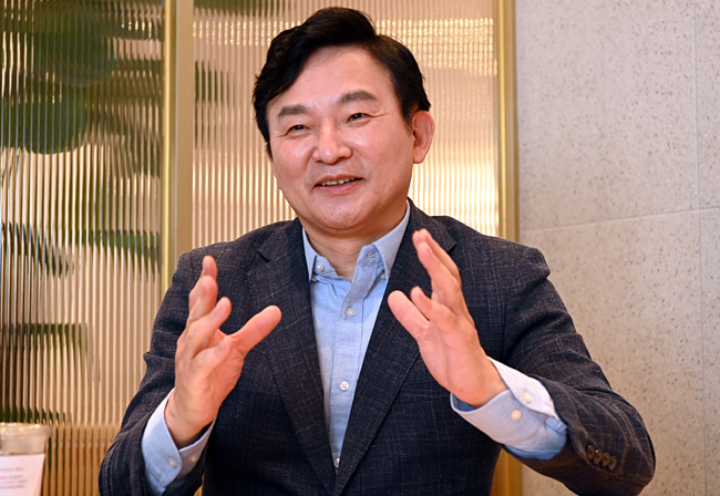 원희룡 전 제주지사가 지난 10일 서울 서초동의 한 카페에서 이뤄진 문화일보와의 인터뷰에서 자신의 성장 공약인 ‘6대 지역 성장판 전략’을 설명하고 있다. 신창섭 기자