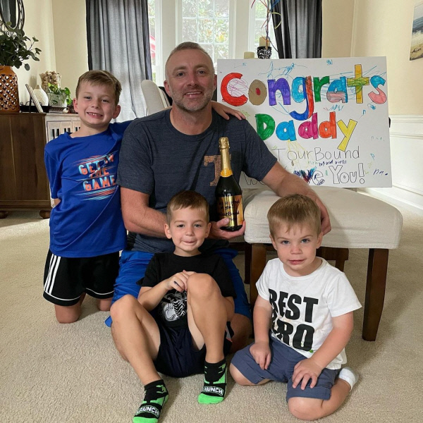 데이비드 스킨스가 16일(한국시간) 자신의 SNS에 집에서 PGA 정규 투어 진출을 축하하는 기념사진을 공개했다. 스킨스 SNS