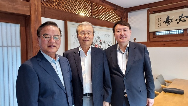 [서울=뉴시스] 국민의힘 대권주자인 윤석열 전 검찰총장이 17일 서울 종로구 한 음식점에서 김종인 전 비상대책위원장과 오찬 회동을 하고 있다. 이날 회동은 정갑윤 전 국회부의장의 주선으로 이뤄졌다. (사진=정갑윤 전 국회부의장 측 제공) 2021.08.17.