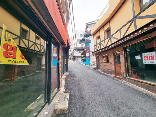 코로나19 4차 대유행으로 자영업자의 시름이 깊어지고 있는 가운데 17일 서울 용산구 이태원동 부근 빈 상가에 임대 문의 안내판이 붙어 있다. 이근홍 기자