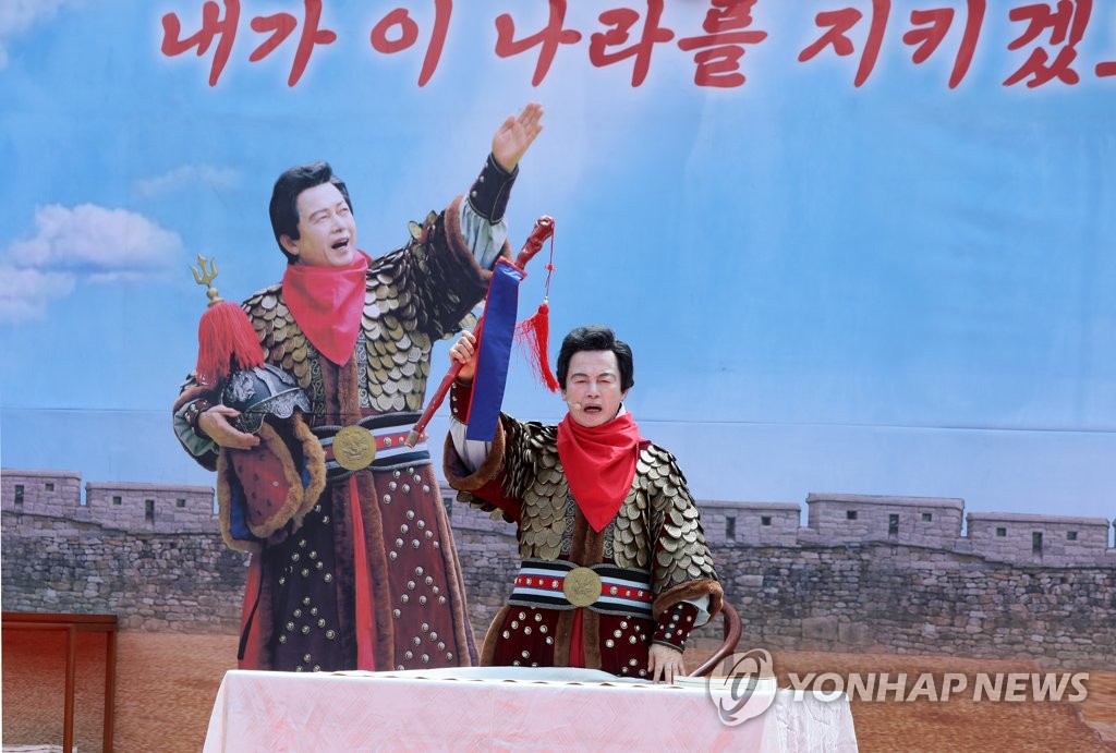 (고양=연합뉴스) 국가혁명당 허경영 명예대표가 18일 경기도 고양시 행주산성 대첩문 앞에서 장군 복장을 하고 대선 출마를 선언하고 있다.