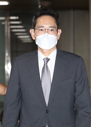 이재용 삼성전자 부회장이 19일 오전 서울 서초구 중앙지방법원에서 열린 삼성물산·제일모직 부당합병 의혹 관련 1심 속행 공판에 출석하고 있다. 연합뉴스