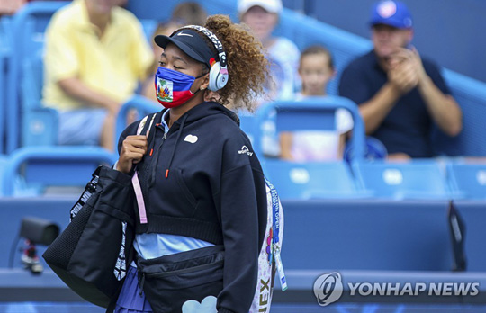 아이티 국기가 새겨진 마스크를 착용한 오사카. [AP=연합뉴스]