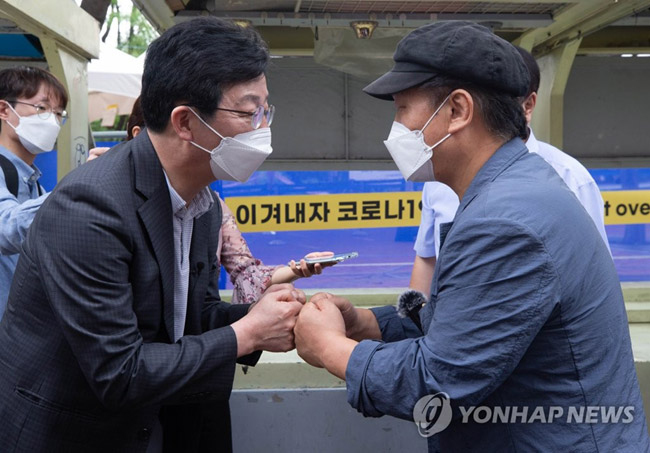 (서울=연합뉴스) 국민의힘 대권주자인 유승민 전 의원이 22일 서울 마포구 홍대거리에서 이태진 홍대소상공인번영회장과 인사하고 있다. 2021.8.22 [국회사진기자단]