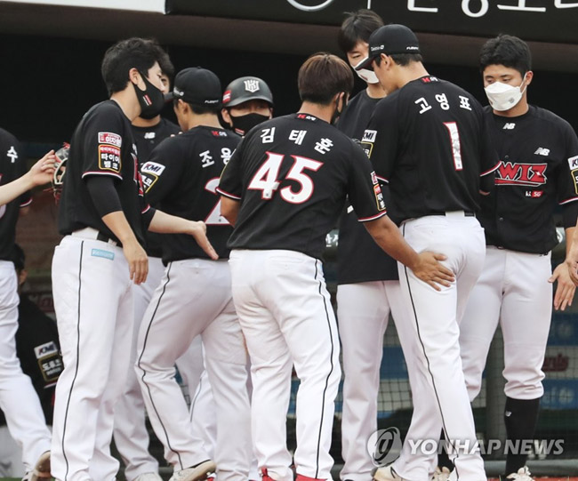 (부산=연합뉴스) 강덕철 기자 = 22일 부산 사직구장에서 열린 2021 KBO 프로야구 kt wiz와 롯데 자이언츠 경기. 4회까지 무실점으로 이닝을 마친 kt 선발 투수 고영표가 더그아웃에서 환영을 받고 있다. 2021.8.22