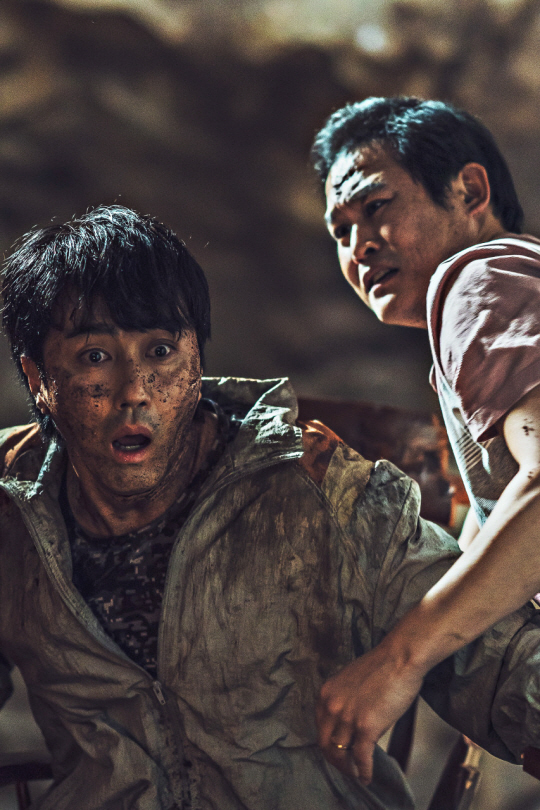 ‘싱크홀’의 차승원(왼쪽)과 김성균.