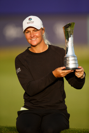 스웨덴의 안나 노르드크비스트가 23일 오전(한국시간) LPGA투어 AIG여자오픈에서 우승한 뒤 트로피를 든 채 미소를 짓고 있다.    EPA연합뉴스