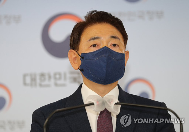 (서울=연합뉴스) 백승렬 기자 = 국민권익위원회 김태응 부동산거래특별조사단장(상임위원)이 23일 정부서울청사에서 국민의힘과 비교섭단체 5당 소속 국회의원 및 그 가족의 부동산거래 전수조사 결과를 발표하고 있다. 권익위는 국민의힘과 비교섭단체 5당의 의뢰로 지난 6월 말부터 이들 정당 소속의 국회의원과 그 배우자 및 직계존비속 등 총 507명의 최근 7년간 부동산 거래를 조사해왔다. 2021.8.23