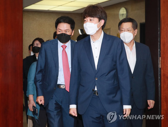 (서울=연합뉴스) 국민의힘 이준석 당 대표(가운데)와 김기현 원내대표(왼쪽)가 23일 오전 서울 여의도 국회에서 열린 최고위원회의에 참석하고 있다. 오른쪽은 입당한 더불어민주당 오제세 전 의원. 2021.8.23