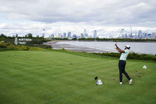 미국의 토니 피나우가 24일 오전(한국시간) 미국 뉴욕주 저지시티의 리버티 내셔널 골프클럽에서 열린 PGA투어 플레이오프 1차전 노던 트러스트 4라운드 14번 홀에서 뉴욕의 명물인 허드슨강과 마천루를 배경으로 티샷을 하고 있다.  AP연합뉴스