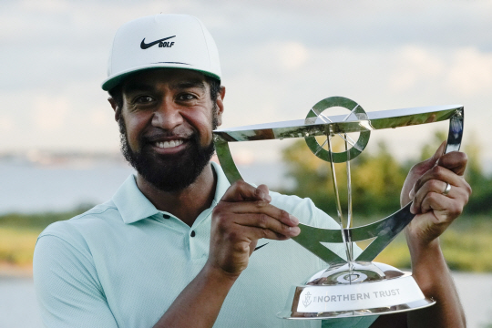 미국의 토니 피나우가 24일 오전(한국시간) PGA투어 플레이오프 1차전 노던트러스트 우승 트로피를 든 채 활짝 웃고 있다. AP연합뉴스