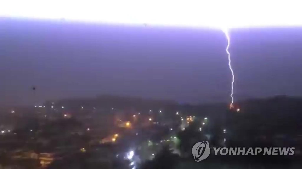 (창원=연합뉴스) 23일 오후 11시 55분께 경남 창원시 성산구 반림동 한 아파트 고층에서 바라본 하늘에서 번개가 치고 있다. 태풍 오마이스 영향으로 경남 18개 시·군 전역에 태풍경보가 발령 중인 가운데 현재 도내 곳곳에서는 천둥과 번개를 동반한 폭우가 내리고 있다. 2021.8.24 [독자 송지민씨 제공. 재판매 및 DB 금지]