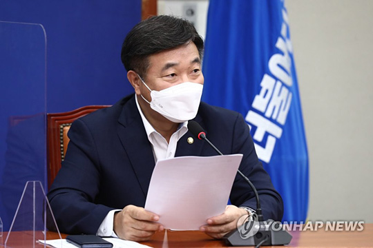 (서울=연합뉴스)  더불어민주당 윤호중 원내대표가 23일 국회에서 열린 최고위원회의에서 발언하고 있다. 2021.8.23