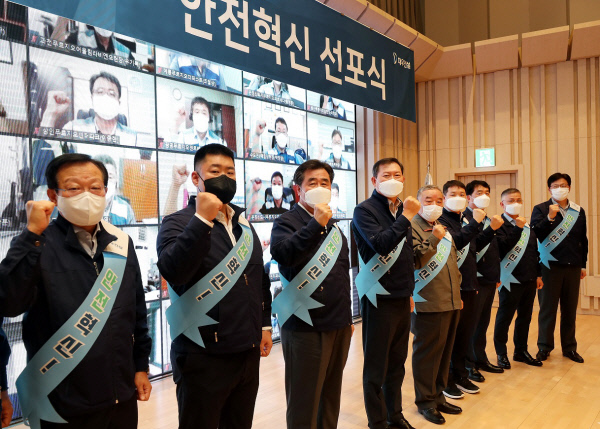 김형(왼쪽에서 세번째) 대우건설 사장이 23일 열린 안전혁신 선포식에서 임직원들과 구호를 외치고 있다. 대우건설 제공.