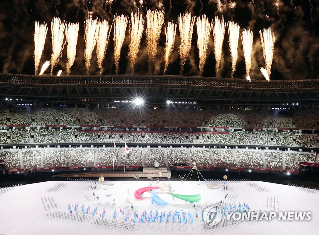 (도쿄=연합뉴스) 24일 오후 일본 도쿄 신주쿠의 국립경기장(올림픽 스타디움)에서 열린 2020 도쿄 패럴림픽 개회식에서 화려한 불꽃이 터지고 있다. 2021.8.24