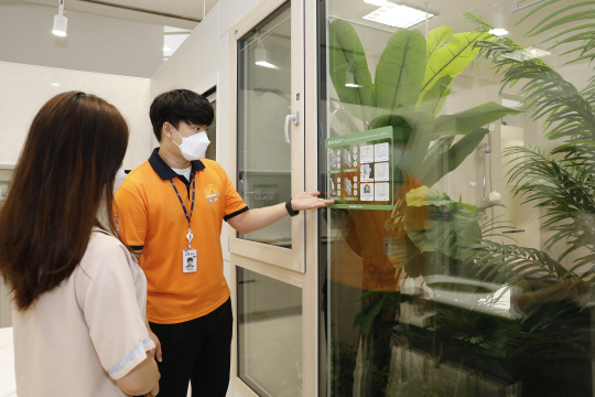 매장에서 방문객이 ‘홈씨씨 윈도우’ 상담을 받고 있는 모습. KCC글라스 제공