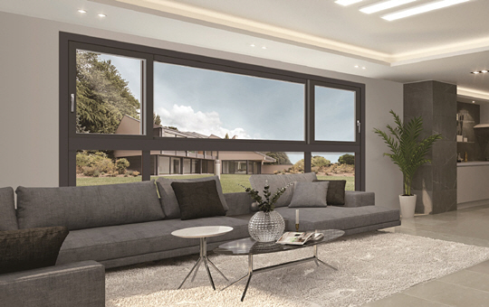 코로나19 여파로 집에 거주하는 시간이 늘면서 채광과 개방감을 결정짓는 창호의 중요성은 갈수록 커지고 있다. 유럽형 홈씨씨 윈도우 7 설치 모습. KCC글라스 제공