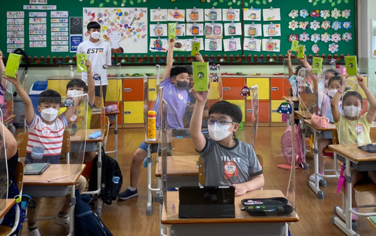 지난달 13일 경북 칠곡군 왜관중앙초등학교 2학년 학생들이 서로 안전 캠페인에 참여한 뒤 받은 ‘서로 안전 약속 고리’ 꾸러미를 들어 보이고 있다.  초록우산어린이재단 제공